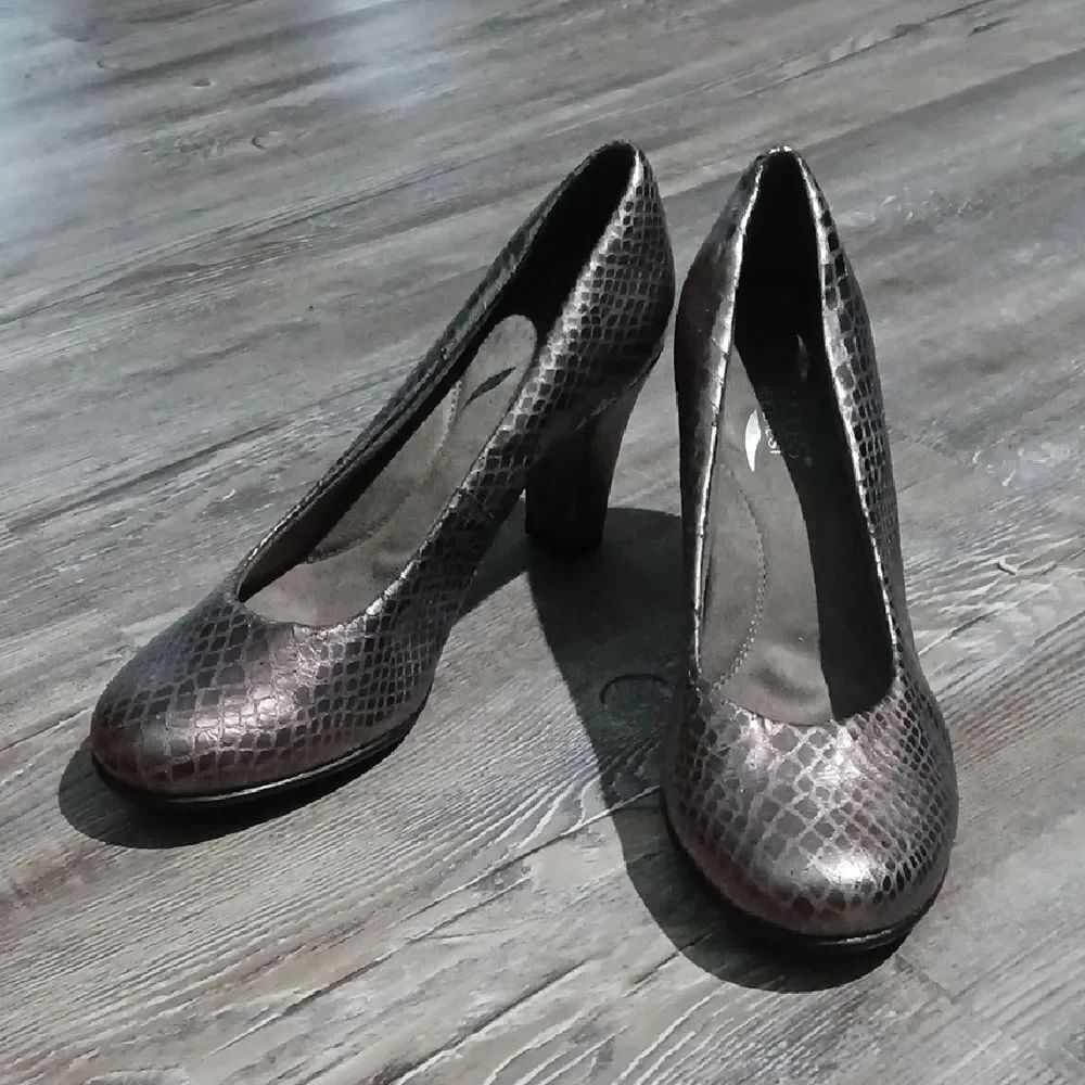 Aerosoles Heelrest gray snakeskin style heels Sz 8.5 EUC worn once